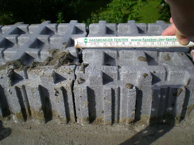 BAU.DE / BAU-Forum: 5. Bild zu Antwort "Bilder zu Isorast Rissen in Betonwand" auf die Frage "Isorast Risse in Betonwand: Ursachen, Risiken & Sanierungskosten?" im BAU-Forum "Au&szlig;enw&auml;nde und Fassaden"