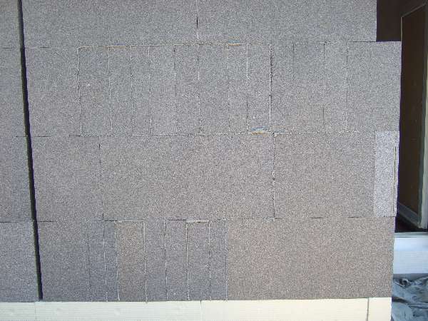 BAU.DE / BAU-Forum: 2. Bild zu Antwort "WDVS-Verarbeitung: Entspricht das den Zulassungsrichtlinien?" auf die Frage "WDVS D&auml;mmplatten Farben (wei&szlig;, grau, rosa): Unterschiede, Vor- & Nachteile?" im BAU-Forum "Au&szlig;enw&auml;nde und Fassaden"