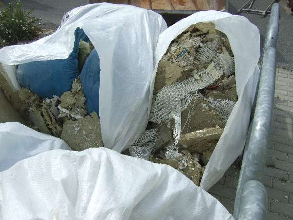 BAU.DE / BAU-Forum: 2. Bild zu Antwort "WDVS-Abriss: Sonderm&uuml;ll-Entsorgung und fachgerechte Ausf&uuml;hrung" auf die Frage "WDVS D&auml;mmplatten Farben (wei&szlig;, grau, rosa): Unterschiede, Vor- & Nachteile?" im BAU-Forum "Au&szlig;enw&auml;nde und Fassaden"