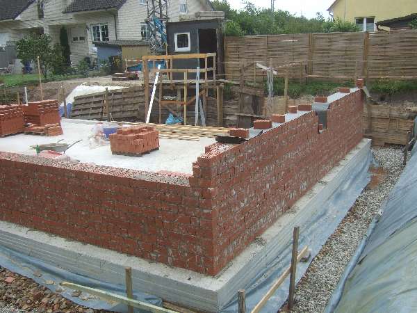 BAU.DE / BAU-Forum: 1. Bild zu Antwort "🔴 Au&szlig;enputz Risse: Hochd&auml;mmendes Mauerwerk als Ursache?" auf die Frage "Au&szlig;enputz Risse: Ursachen, Sanierung & Kosten bei Neubau?" im BAU-Forum "Au&szlig;enw&auml;nde und Fassaden"