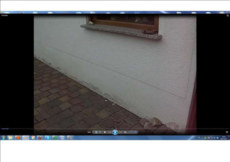 BAU.DE / BAU-Forum: 1. Bild zu Frage "Putz bl&auml;ttert am Sockel ab: Ursachen, Sanierung & Kosten bei Spritzwasser?" im BAU-Forum "Au&szlig;enw&auml;nde und Fassaden"