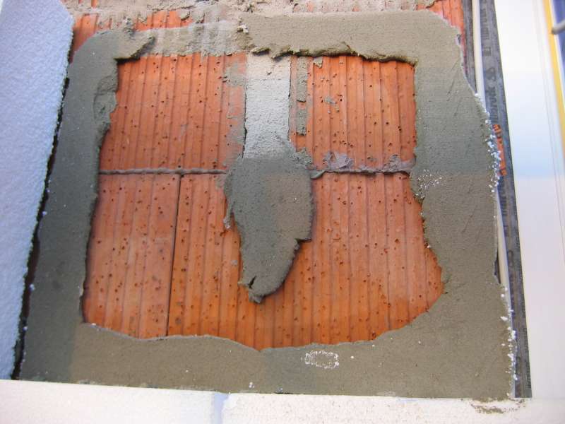 BAU.DE / BAU-Forum: 1. Bild zu Antwort "WDVS-Verklebung: Bild zeigt mangelnde Verbindung!" auf die Frage "WDVS kleben bei Minusgraden: Risiken, Folgen & Sanierung? Hersteller-Vorgaben?" im BAU-Forum "Au&szlig;enw&auml;nde und Fassaden"