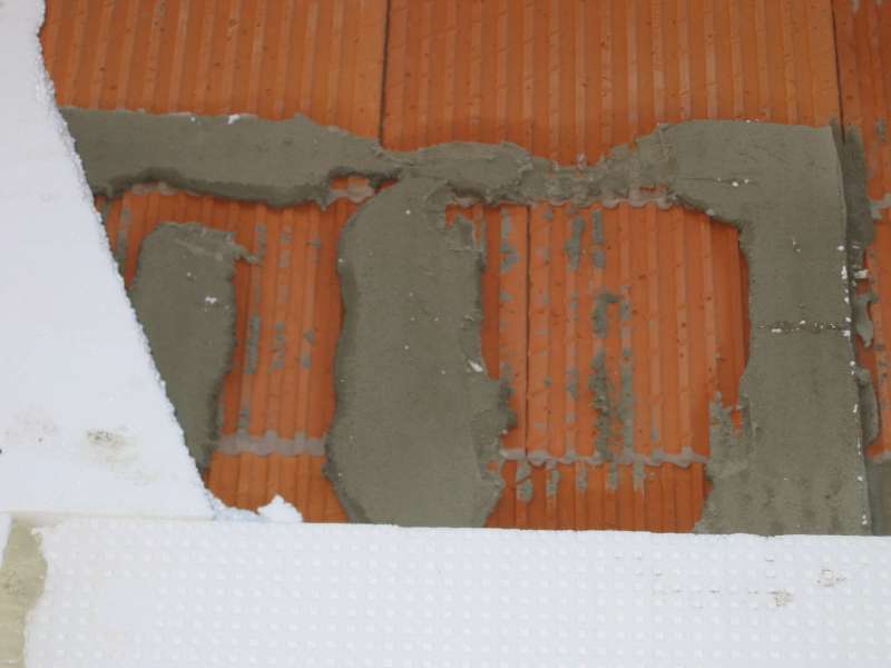 BAU.DE / BAU-Forum: 2. Bild zu Antwort "WDVS-Verklebung: Bild zeigt mangelnde Verbindung!" auf die Frage "WDVS kleben bei Minusgraden: Risiken, Folgen & Sanierung? Hersteller-Vorgaben?" im BAU-Forum "Au&szlig;enw&auml;nde und Fassaden"