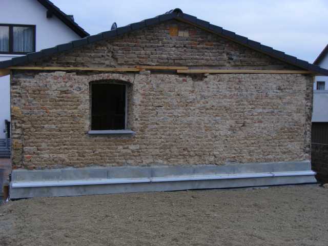 BAU.DE / BAU-Forum: 1. Bild zu Antwort "Lehm-Au&szlig;enwand: Bilder zur Beurteilung des Fassadenschutzes" auf die Frage "Lehmziegel-Au&szlig;enwand sch&uuml;tzen: Konservierung, Witterungsschutz & Sanierung mit Kalkm&ouml;rtel?" im BAU-Forum "Au&szlig;enw&auml;nde und Fassaden"