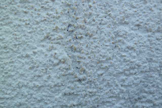 BAU.DE / BAU-Forum: 1. Bild zu Frage "Außenputz mineralisch: Farbunterschiede, Reinigung & Mangel beim Rauputz?" im BAU-Forum "Außenwände und Fassaden" BAU.DE / BAU-Forum: 1. Bild zu Frage "Außenputz mineralisch: Farbunterschiede, Reinigung & Mangel beim Rauputz?" im BAU-Forum "Außenwände und Fassaden"