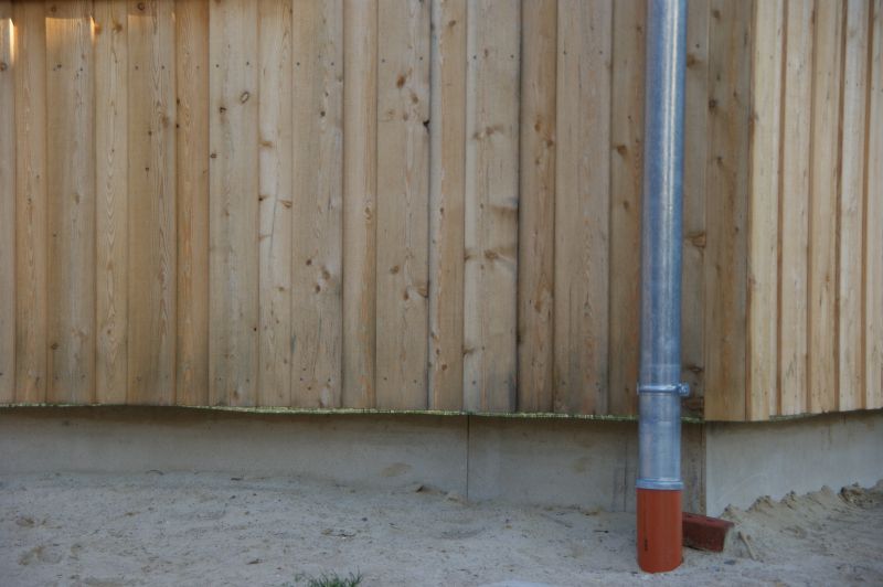 BAU.DE / BAU-Forum: 2. Bild zu Frage "Spritzwasserschutz Holzhaus: Bodenplatte abdichten mit Kies, Drainage & Fassadenplatten?" im BAU-Forum "Außenwände und Fassaden" BAU.DE / BAU-Forum: 2. Bild zu Frage "Spritzwasserschutz Holzhaus: Bodenplatte abdichten mit Kies, Drainage & Fassadenplatten?" im BAU-Forum "Außenwände und Fassaden"