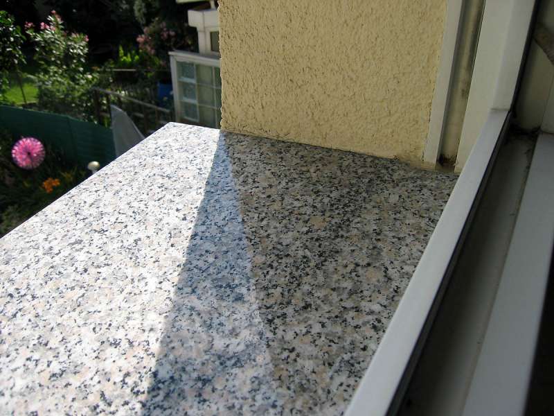 BAU.DE / BAU-Forum: 2. Bild zu Antwort "Fotos: Fensterbank-Details &ndash; Ursache f&uuml;r Feuchtigkeit?" auf die Frage "Feuchtigkeit nach Au&szlig;end&auml;mmung: Ursachen, Folgen & Sanierung bei Reihenh&auml;usern?" im BAU-Forum "Au&szlig;enw&auml;nde und Fassaden"