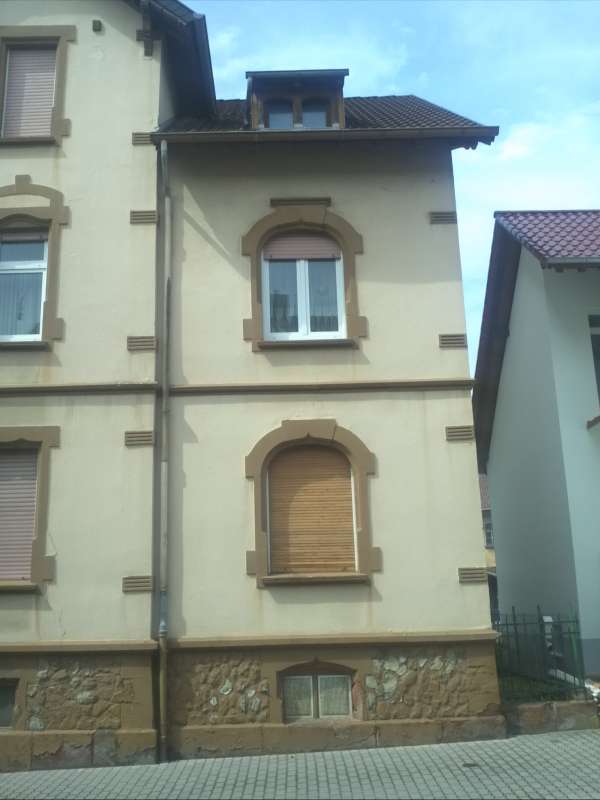 BAU.DE / BAU-Forum: 1. Bild zu Frage "Sandsteinsockel sanieren: Kosten, Methoden & Risiken bei br&ouml;selndem Stein?" im BAU-Forum "Au&szlig;enw&auml;nde und Fassaden"