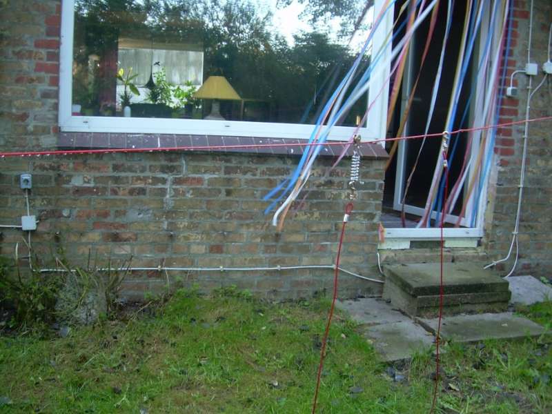 BAU.DE / BAU-Forum: 1. Bild zu Antwort "hier mal ein Foto" auf die Frage "Terrasse an Hauswand bauen: Schutz vor N&auml;sse & Frost &ndash; Kosten, Materialien, Anleitung?" im BAU-Forum "Au&szlig;enw&auml;nde und Fassaden"