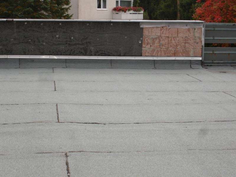 BAU.DE / BAU-Forum: 1. Bild zu Frage "Attika Verkleidung Flachdach: Kosten, Materialien & Abdichtung nach Eternitplatten Entfernung?" im BAU-Forum "Außenwände und Fassaden" BAU.DE / BAU-Forum: 1. Bild zu Frage "Attika Verkleidung Flachdach: Kosten, Materialien & Abdichtung nach Eternitplatten Entfernung?" im BAU-Forum "Außenwände und Fassaden"