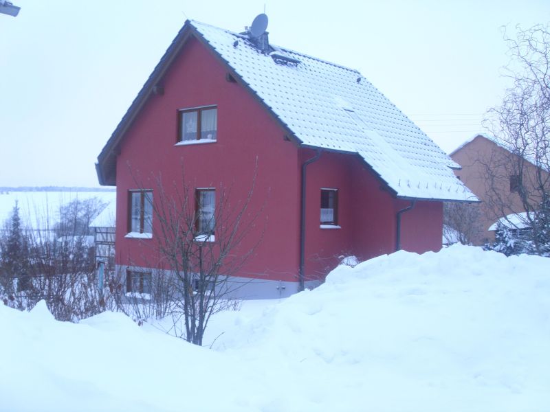 BAU.DE / BAU-Forum: 1. Bild zu Antwort "Foto Haus" auf die Frage "Putzfassadenrisse sanieren: Ursachen, Reparatur & Kosten f&uuml;r Riss&uuml;berbr&uuml;ckung?" im BAU-Forum "Au&szlig;enw&auml;nde und Fassaden"