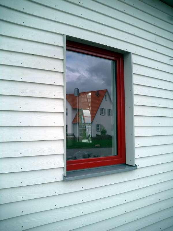 BAU.DE / BAU-Forum: 1. Bild zu Antwort "Douglasie-Fassade: Acryldispersion ohne Impr&auml;gnierung &ndash; Erfahrung" auf die Frage "L&auml;rchenholzfassade farbig streichen: Geeignete Farben, Risiken & Erfahrungen?" im BAU-Forum "Au&szlig;enw&auml;nde und Fassaden"