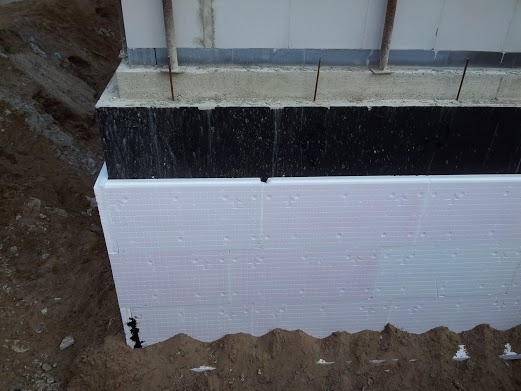 BAU.DE / BAU-Forum: 1. Bild zu Frage "Terrasse anschütten: Hauswand vor Feuchtigkeit schützen – Kosten, Aufbau, Schutzmaßnahmen?" im BAU-Forum "Außenwände und Fassaden" BAU.DE / BAU-Forum: 1. Bild zu Frage "Terrasse anschütten: Hauswand vor Feuchtigkeit schützen – Kosten, Aufbau, Schutzmaßnahmen?" im BAU-Forum "Außenwände und Fassaden"