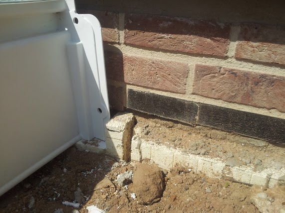 BAU.DE / BAU-Forum: 2. Bild zu Frage "Terrasse anschütten: Hauswand vor Feuchtigkeit schützen – Kosten, Aufbau, Schutzmaßnahmen?" im BAU-Forum "Außenwände und Fassaden" BAU.DE / BAU-Forum: 2. Bild zu Frage "Terrasse anschütten: Hauswand vor Feuchtigkeit schützen – Kosten, Aufbau, Schutzmaßnahmen?" im BAU-Forum "Außenwände und Fassaden"