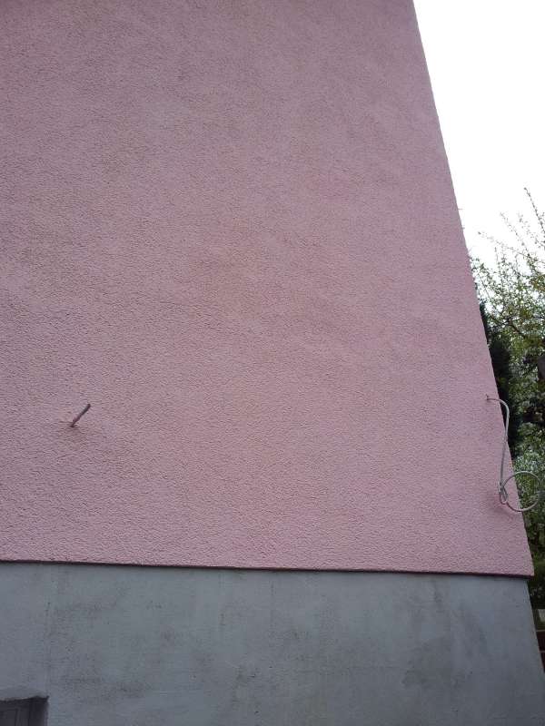 BAU.DE / BAU-Forum: 2. Bild zu Antwort "Fassadend&auml;mmung: Sichtbare Buckel &ndash; Detailaufnahme" auf die Frage "Fassadensanierung: D&auml;mmung mangelhaft? Qualit&auml;t pr&uuml;fen & Kosten senken" im BAU-Forum "Au&szlig;enw&auml;nde und Fassaden"