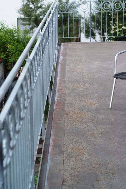 BAU.DE / BAU-Forum: 2. Bild zu Antwort "Balkonabdichtung: Fotos zur Veranschaulichung des Problems" auf die Frage "Zinkblech an Balkonabdichtung (Dichtschl&auml;mme) anschlie&szlig;en: Material, Abdichtung & Vorgehen?" im BAU-Forum "Au&szlig;enw&auml;nde und Fassaden"