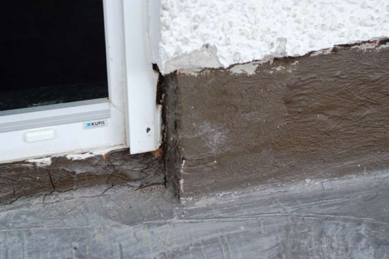 BAU.DE / BAU-Forum: 3. Bild zu Antwort "Balkonabdichtung: Fotos zur Veranschaulichung des Problems" auf die Frage "Zinkblech an Balkonabdichtung (Dichtschl&auml;mme) anschlie&szlig;en: Material, Abdichtung & Vorgehen?" im BAU-Forum "Au&szlig;enw&auml;nde und Fassaden"