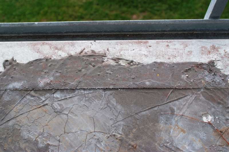 BAU.DE / BAU-Forum: 5. Bild zu Antwort "Balkonabdichtung: Fotos zur Veranschaulichung des Problems" auf die Frage "Zinkblech an Balkonabdichtung (Dichtschl&auml;mme) anschlie&szlig;en: Material, Abdichtung & Vorgehen?" im BAU-Forum "Au&szlig;enw&auml;nde und Fassaden"