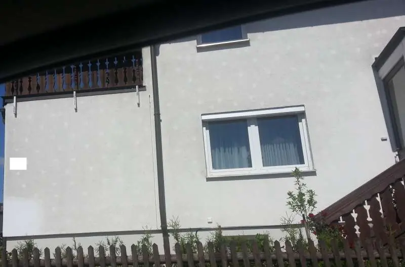 BAU.DE / BAU-Forum: 1. Bild zu Frage "WDVS Fassade: Wei&szlig;e Punkte nach Montage &ndash; Ursachen, Entfernung & Vorbeugung?" im BAU-Forum "Au&szlig;enw&auml;nde und Fassaden"