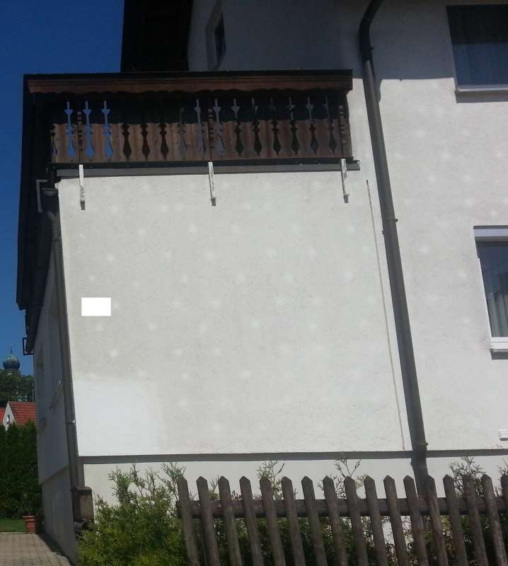 BAU.DE / BAU-Forum: 3. Bild zu Frage "WDVS Fassade: Wei&szlig;e Punkte nach Montage &ndash; Ursachen, Entfernung & Vorbeugung?" im BAU-Forum "Au&szlig;enw&auml;nde und Fassaden"