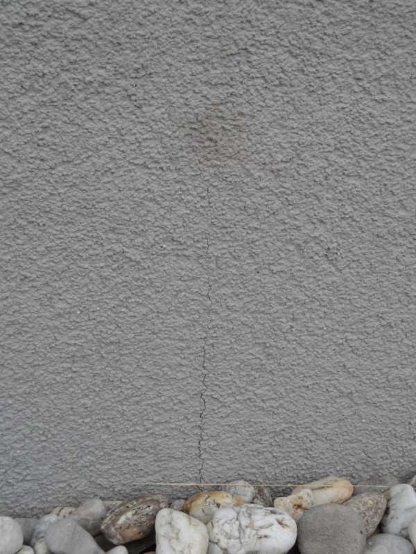 BAU.DE / BAU-Forum: 2. Bild zu Frage "Risse im Sockelputz: Ursachen, Sanierung & Kosten f&uuml;r Neubau/Altbau?" im BAU-Forum "Au&szlig;enw&auml;nde und Fassaden"