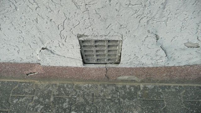 BAU.DE / BAU-Forum: 3. Bild zu Frage "Sockelputz l&ouml;st sich durch Pflaster: Ursachen, Sanierung & Nachbarrecht?" im BAU-Forum "Au&szlig;enw&auml;nde und Fassaden"