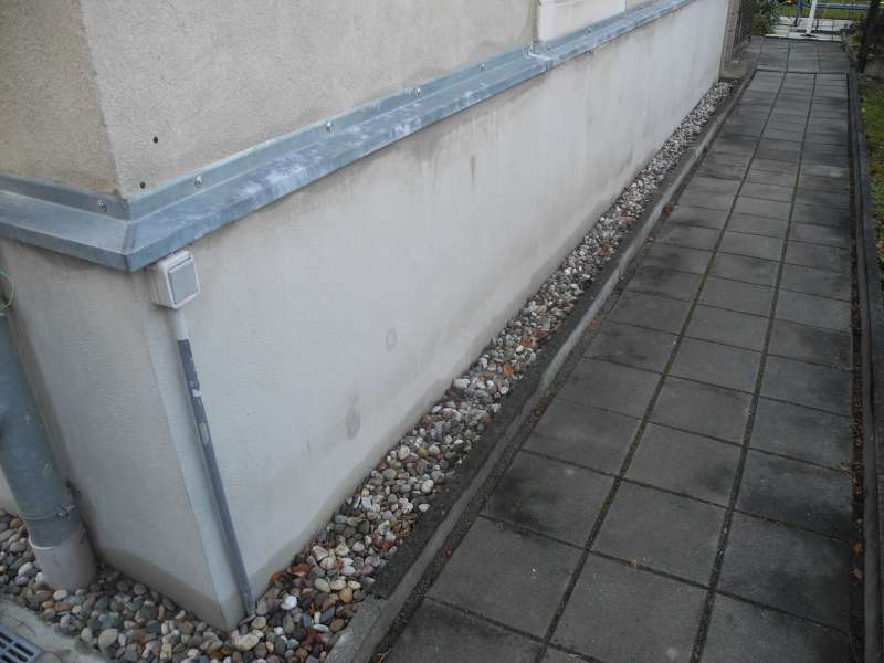 BAU.DE / BAU-Forum: 2. Bild zu Frage "Feuchte Streifen am Sockelputz: Ursachen, Gefahren & Sanierungskosten?" im BAU-Forum "Außenwände und Fassaden" BAU.DE / BAU-Forum: 2. Bild zu Frage "Feuchte Streifen am Sockelputz: Ursachen, Gefahren & Sanierungskosten?" im BAU-Forum "Außenwände und Fassaden"