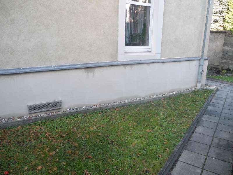 BAU.DE / BAU-Forum: 3. Bild zu Frage "Feuchte Streifen am Sockelputz: Ursachen, Gefahren & Sanierungskosten?" im BAU-Forum "Außenwände und Fassaden" BAU.DE / BAU-Forum: 3. Bild zu Frage "Feuchte Streifen am Sockelputz: Ursachen, Gefahren & Sanierungskosten?" im BAU-Forum "Außenwände und Fassaden"