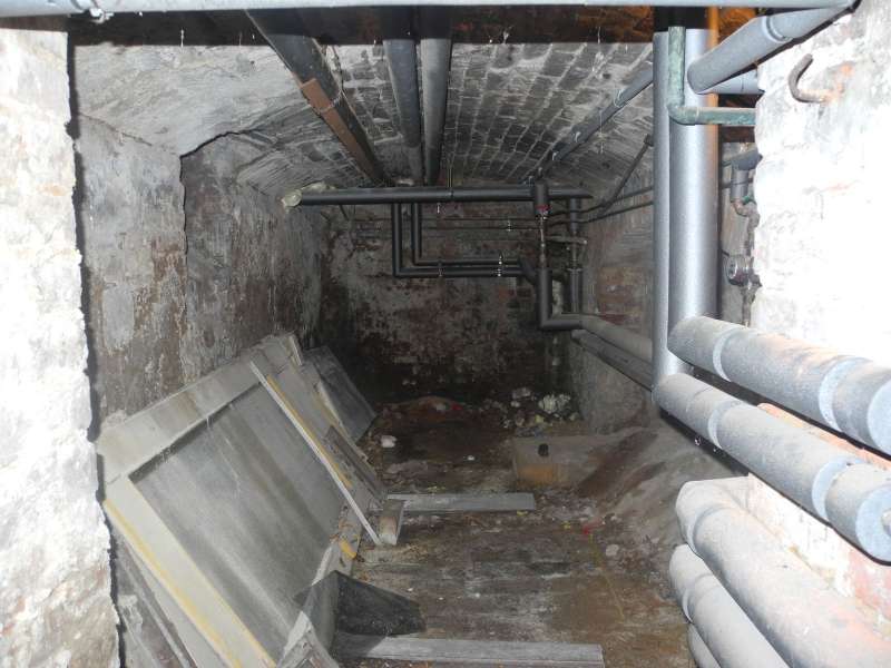 BAU.DE / BAU-Forum: 5. Bild zu Frage "Feuchte Streifen am Sockelputz: Ursachen, Gefahren & Sanierungskosten?" im BAU-Forum "Außenwände und Fassaden" BAU.DE / BAU-Forum: 5. Bild zu Frage "Feuchte Streifen am Sockelputz: Ursachen, Gefahren & Sanierungskosten?" im BAU-Forum "Außenwände und Fassaden"