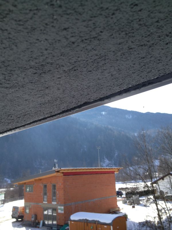 BAU.DE / BAU-Forum: 1. Bild zu Antwort "Wasserfleck Analyse: Wassertropfen am Traufenbrett sichtbar" auf die Frage "Wasserfleck Fassade/Dach: Ursachen, Risiken & Sofortma&szlig;nahmen zur Schadensbegrenzung?" im BAU-Forum "Au&szlig;enw&auml;nde und Fassaden"