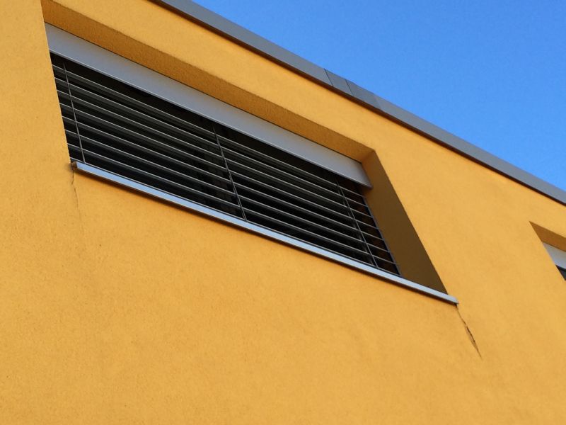 BAU.DE / BAU-Forum: 1. Bild zu Frage "Fassadenschaden: Risse an Fensterb&auml;nken & Blasen &ndash; Ursachen, Reparatur & Kosten?" im BAU-Forum "Au&szlig;enw&auml;nde und Fassaden"