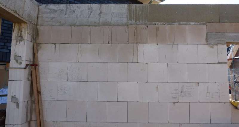 BAU.DE / BAU-Forum: 1. Bild zu Antwort "Anbei zwei Impressionen. Meine Grundsatzfrage w&auml;re also:..." auf die Frage "Mauerwerk stabilisieren: Ursachen, Methoden & Kosten f&uuml;r nachtr&auml;gliche Stabilisierung?" im BAU-Forum "Au&szlig;enw&auml;nde und Fassaden"