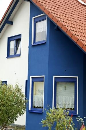 BAU.DE / BAU-Forum: 1. Bild zu Frage "Au&szlig;enfassade streichen mit wei&szlig;en Rahmen um die Fenster" im BAU-Forum "Au&szlig;enw&auml;nde und Fassaden"