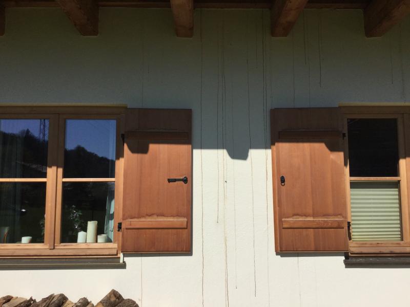 BAU.DE / BAU-Forum: 1. Bild zu Frage "Braun gef&auml;rbtes Wasser l&auml;uft die Hausmauer runter!" im BAU-Forum "Au&szlig;enw&auml;nde und Fassaden"