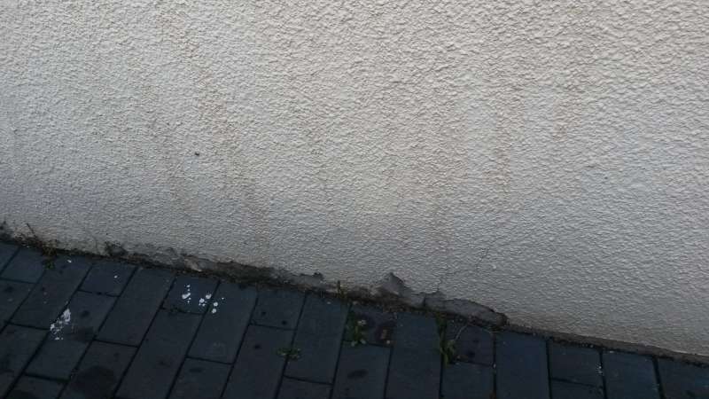 BAU.DE / BAU-Forum: 1. Bild zu Antwort "Hallo und sorry f&uuml;r die sp&auml;te..." auf die Frage "Putz am Sockel sch&uuml;tzen: &Uuml;bergang Pflaster/Erdreich abdichten &ndash; Kosten, Profile, Anleitung?" im BAU-Forum "Au&szlig;enw&auml;nde und Fassaden"