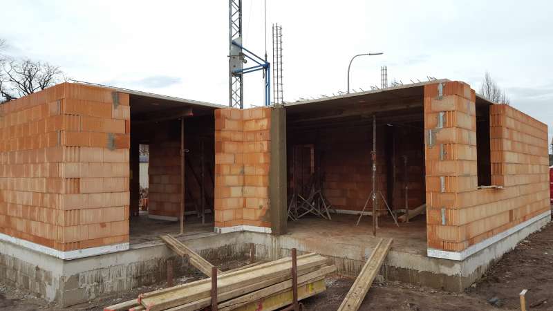 BAU.DE / BAU-Forum: 1. Bild zu Frage "Sockelabdichtung Aufmauerung: Anleitung, Materialien & Kosten f&uuml;r langlebigen Schutz?" im BAU-Forum "Au&szlig;enw&auml;nde und Fassaden"