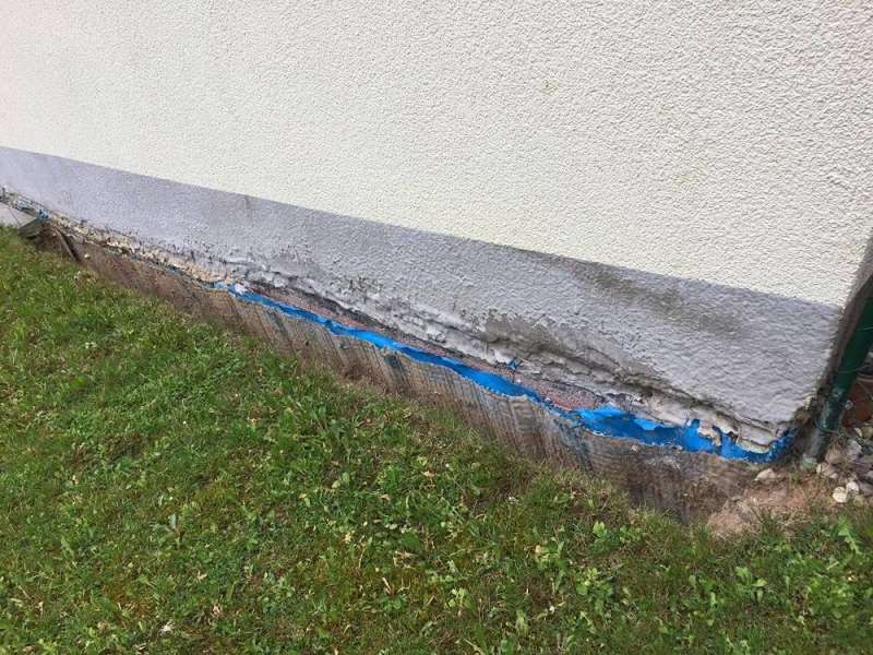 BAU.DE / BAU-Forum: 1. Bild zu Frage "Hauswand nacharbeiten; Dicchtschl&auml;mme, Bitumen, Putz" im BAU-Forum "Au&szlig;enw&auml;nde und Fassaden"