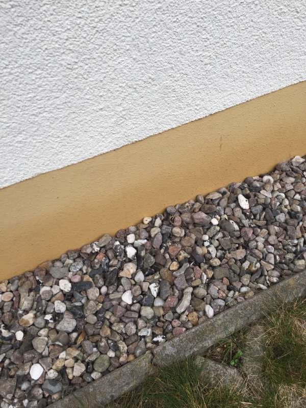 BAU.DE / BAU-Forum: 1. Bild zu Frage "Aufsteigende Feuchtigkeit Putzfassade" im BAU-Forum "Au&szlig;enw&auml;nde und Fassaden"