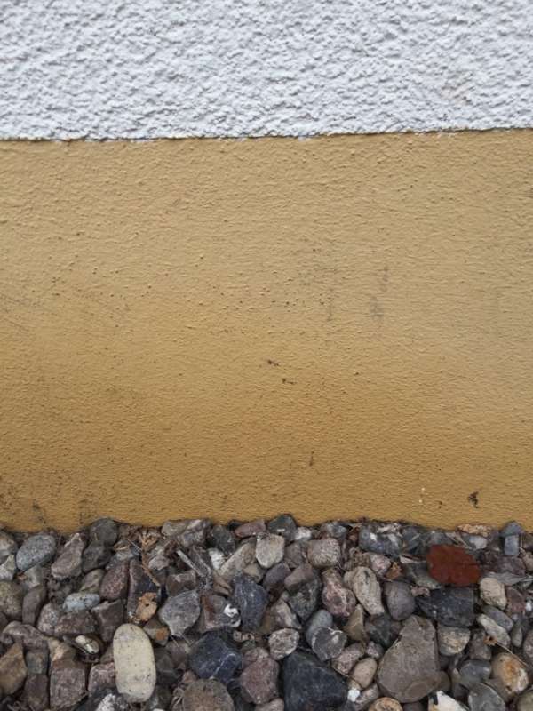 BAU.DE / BAU-Forum: 2. Bild zu Frage "Aufsteigende Feuchtigkeit Putzfassade" im BAU-Forum "Au&szlig;enw&auml;nde und Fassaden"