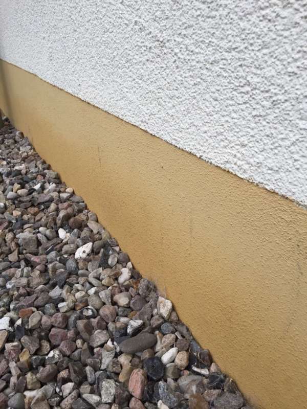 BAU.DE / BAU-Forum: 3. Bild zu Frage "Aufsteigende Feuchtigkeit Putzfassade" im BAU-Forum "Au&szlig;enw&auml;nde und Fassaden"