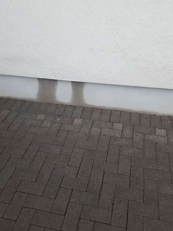 BAU.DE / BAU-Forum: 2. Bild zu Frage "Nasse Fassade, Rinnsal am Kellersockel, Putz zieht Wasser?" im BAU-Forum "Au&szlig;enw&auml;nde und Fassaden"