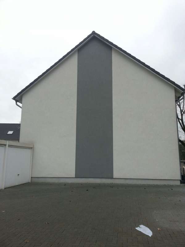 BAU.DE / BAU-Forum: 1. Bild zu Antwort "Im Anhang befinden sich die Fotos..." auf die Frage "Nasse Fassade & Rinnsal am Kellersockel: Ursachen, Sanierung & Kosten?" im BAU-Forum "Au&szlig;enw&auml;nde und Fassaden"