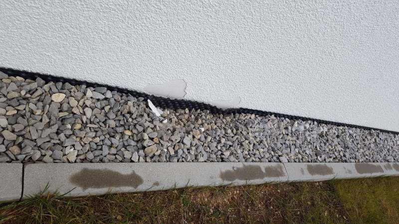 BAU.DE / BAU-Forum: 1. Bild zu Frage "WDVS Sockelputz Neubau: Abplatzungen Wetterseite – Ursachen, Sanierung & Kosten?" im BAU-Forum "Außenwände und Fassaden" BAU.DE / BAU-Forum: 1. Bild zu Frage "WDVS Sockelputz Neubau: Abplatzungen Wetterseite – Ursachen, Sanierung & Kosten?" im BAU-Forum "Außenwände und Fassaden"