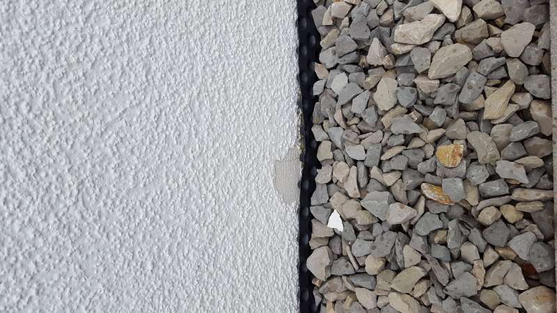 BAU.DE / BAU-Forum: 2. Bild zu Frage "WDVS Sockelputz Neubau: Abplatzungen Wetterseite – Ursachen, Sanierung & Kosten?" im BAU-Forum "Außenwände und Fassaden" BAU.DE / BAU-Forum: 2. Bild zu Frage "WDVS Sockelputz Neubau: Abplatzungen Wetterseite – Ursachen, Sanierung & Kosten?" im BAU-Forum "Außenwände und Fassaden"