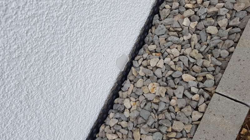 BAU.DE / BAU-Forum: 3. Bild zu Frage "WDVS Sockelputz Neubau: Abplatzungen Wetterseite – Ursachen, Sanierung & Kosten?" im BAU-Forum "Außenwände und Fassaden" BAU.DE / BAU-Forum: 3. Bild zu Frage "WDVS Sockelputz Neubau: Abplatzungen Wetterseite – Ursachen, Sanierung & Kosten?" im BAU-Forum "Außenwände und Fassaden"