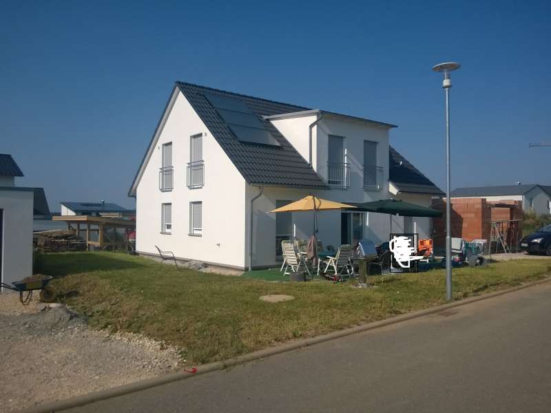 BAU.DE / BAU-Forum: 4. Bild zu Frage "WDVS Sockelputz Neubau: Abplatzungen Wetterseite – Ursachen, Sanierung & Kosten?" im BAU-Forum "Außenwände und Fassaden" BAU.DE / BAU-Forum: 4. Bild zu Frage "WDVS Sockelputz Neubau: Abplatzungen Wetterseite – Ursachen, Sanierung & Kosten?" im BAU-Forum "Außenwände und Fassaden"