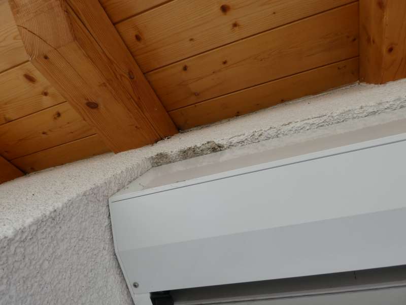 BAU.DE / BAU-Forum: 2. Bild zu Frage "Schimmel au&szlig;en zwischen Rollladenkasten und Au&szlig;enputz &nbsp;-&nbsp; Wie am besten entfernen?" im BAU-Forum "Au&szlig;enw&auml;nde und Fassaden"