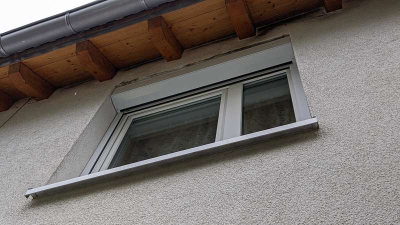 BAU.DE / BAU-Forum: 1. Bild zu Antwort "Schimmel Au&szlig;enwand entfernen und Neubildung verhindern: Welche Art von Anstrich bzw. Farbe f&uuml;r den Au&szlig;enputz verwenden?" auf die Frage "Schimmel am Rollladenkasten entfernen: Ursachen, Risiken & Sanierungskosten?" im BAU-Forum "Au&szlig;enw&auml;nde und Fassaden"