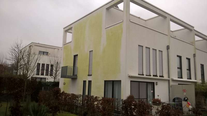 BAU.DE / BAU-Forum: 1. Bild zu Antwort "vorliegende Optik halte ich nicht f&uuml;r ungew&ouml;hnlich" auf die Frage "Fassade fleckig nach 5 Jahren: Ursachen, Sanierung & Kosten beim Flachdach?" im BAU-Forum "Au&szlig;enw&auml;nde und Fassaden"