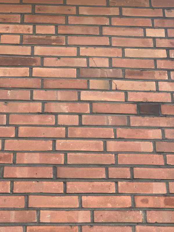 BAU.DE / BAU-Forum: 2. Bild zu Frage "Riss in Klinkerfassade &nbsp;-&nbsp; Schlimm?" im BAU-Forum "Au&szlig;enw&auml;nde und Fassaden"